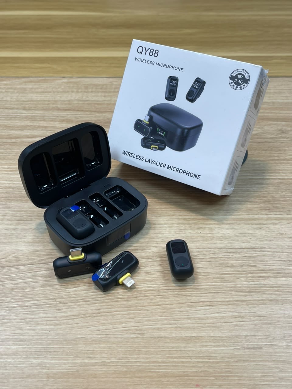 میکروفون یقه‌ای بی‌سیم QY88 Combo مشابه Hollyland Lark A1 دو فرستنده، مناسب آیفون و اندروید، دارای کیس شارژ