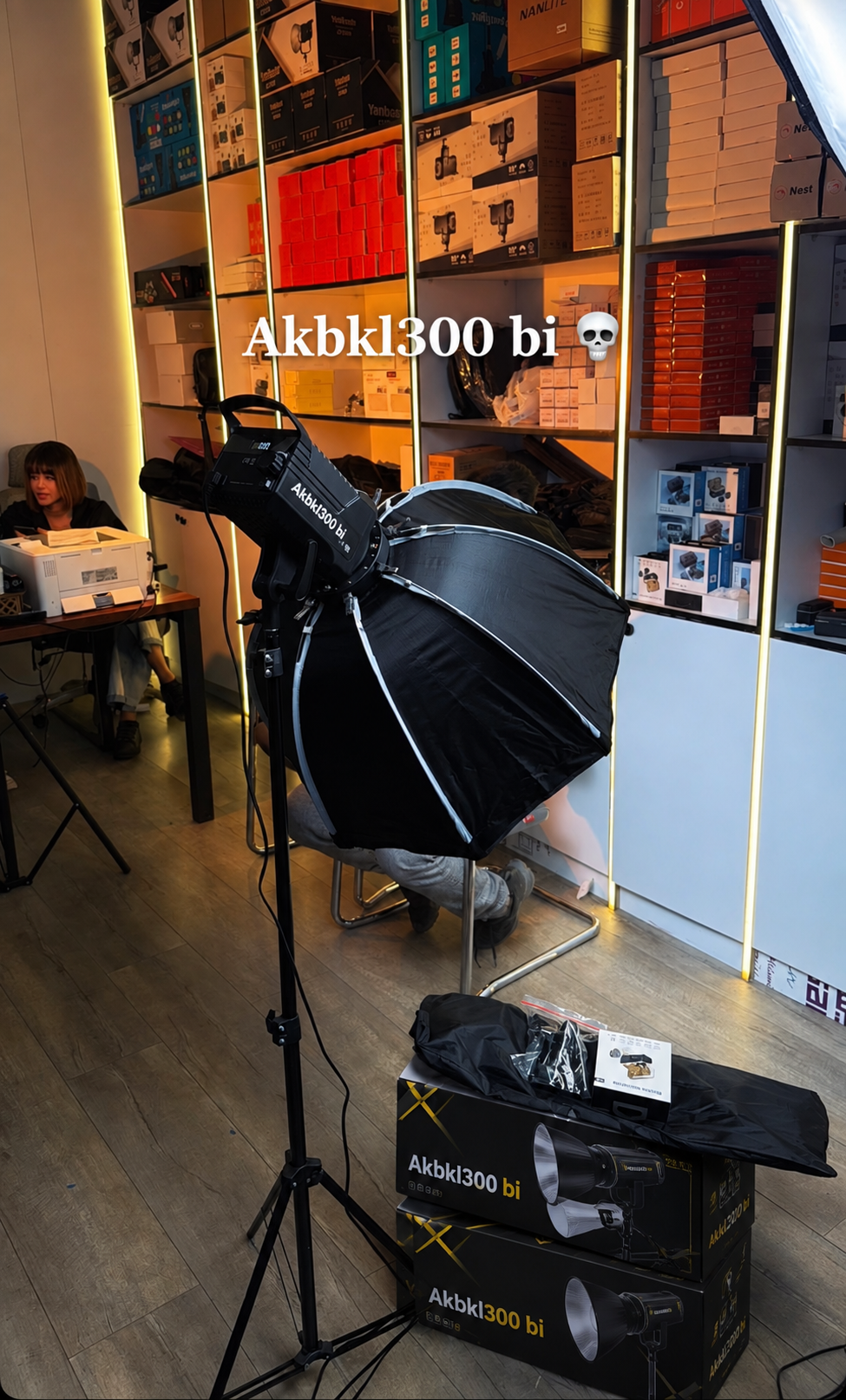 ویدیو لایت ۳۰۰ وات Ak BKL300 Bi پارابولیک ۷۰ سانت مخصوص میکاپ آرتیست و تولید محتوا